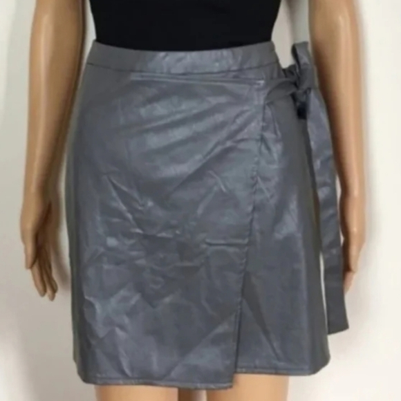 LF SEEK THE LABEL grey faux leather mini skirt - Picture 1 of 7